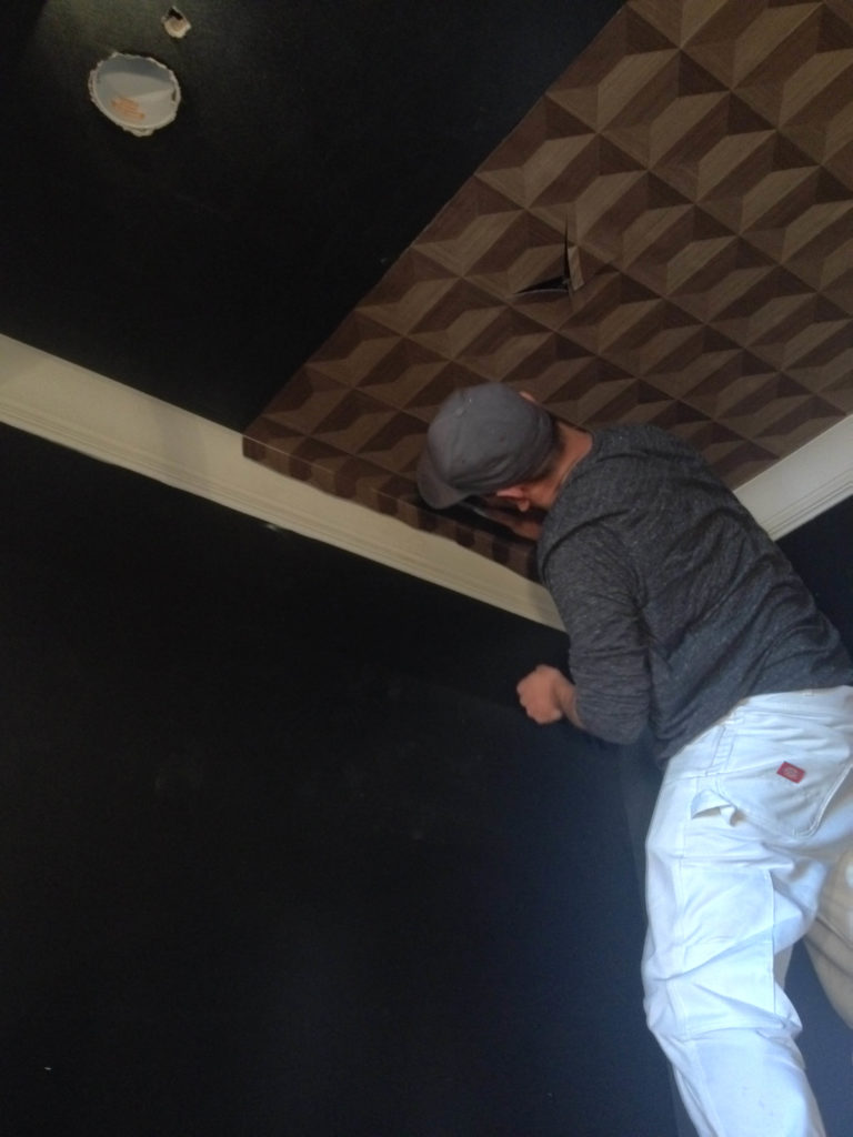 Installing laminated wood parquet on a ceiling